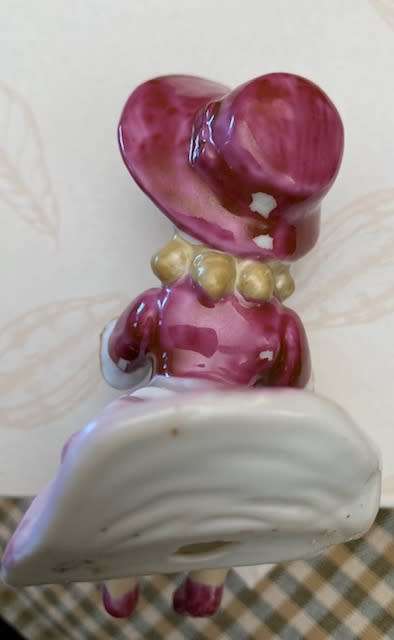 BEAUTIFUL VINTAGE PORCELAIN SHELF SITTER