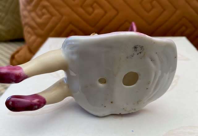 BEAUTIFUL VINTAGE PORCELAIN SHELF SITTER