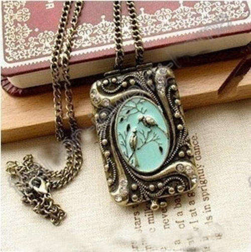 *** RETRO BIRDIE LOCKET - NECKLACE ***