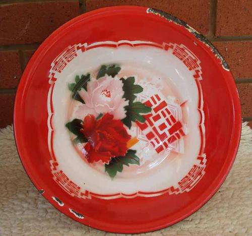 *** BEAUTIFUL RED ENAMEL LARGE "SKOTTEL" DISH ***