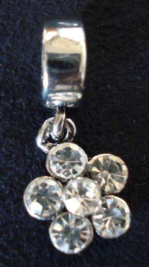*** STUNNING FLOWER 5 CLEAR STONES DANGLE  BEAD ***