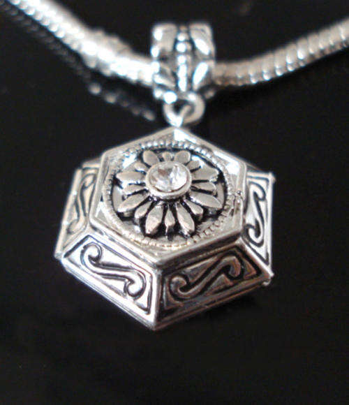 ***TIBET SILVER LOCKET BOX WITH CRYSTAL DANGLE BEAD ***