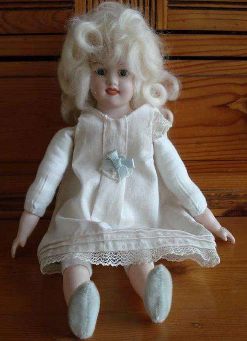 *** PORCELAIN/CLOTH ANTIQUE REPLICA DOLL 10 INCHES TALL ***