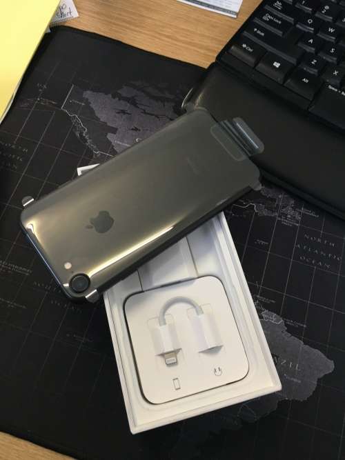 IPhone 7 32gb Brand new still in plastic unwanted upgrade