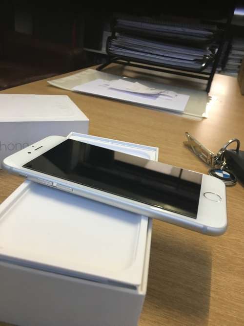 IPhone 6 16gb in immaculate condition, no scratches or dents, Apple screen cover since new