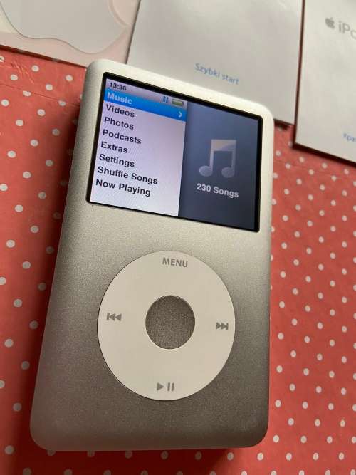 Silver iPod Classic 160GB 7th generation Great condition *box and papers*