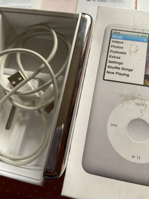 Silver iPod Classic 160GB 7th generation Great condition *box and papers*