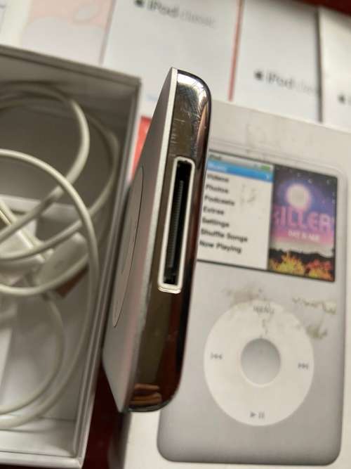 Silver iPod Classic 160GB 7th generation Great condition *box and papers*