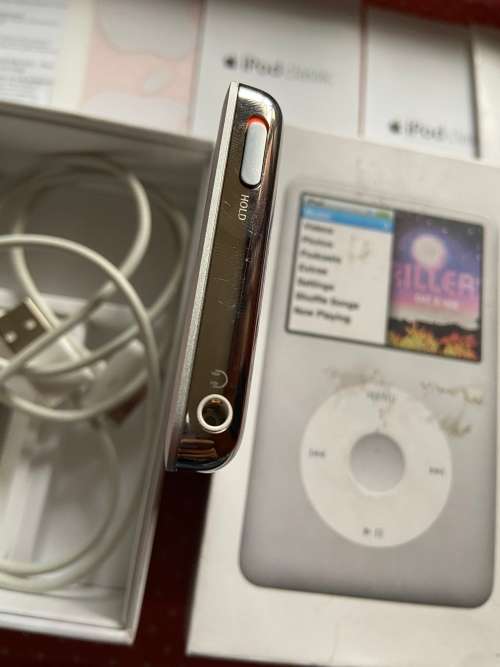 Silver iPod Classic 160GB 7th generation Great condition *box and papers*