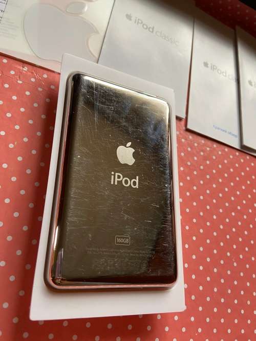 Silver iPod Classic 160GB 7th generation Great condition *box and papers*