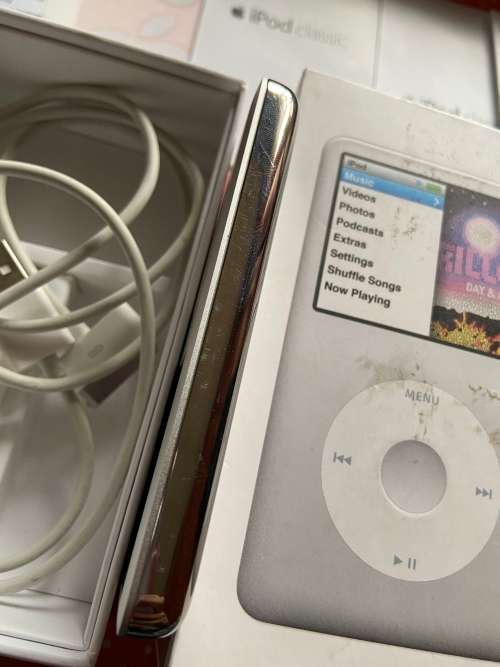 Silver iPod Classic 160GB 7th generation Great condition *box and papers*