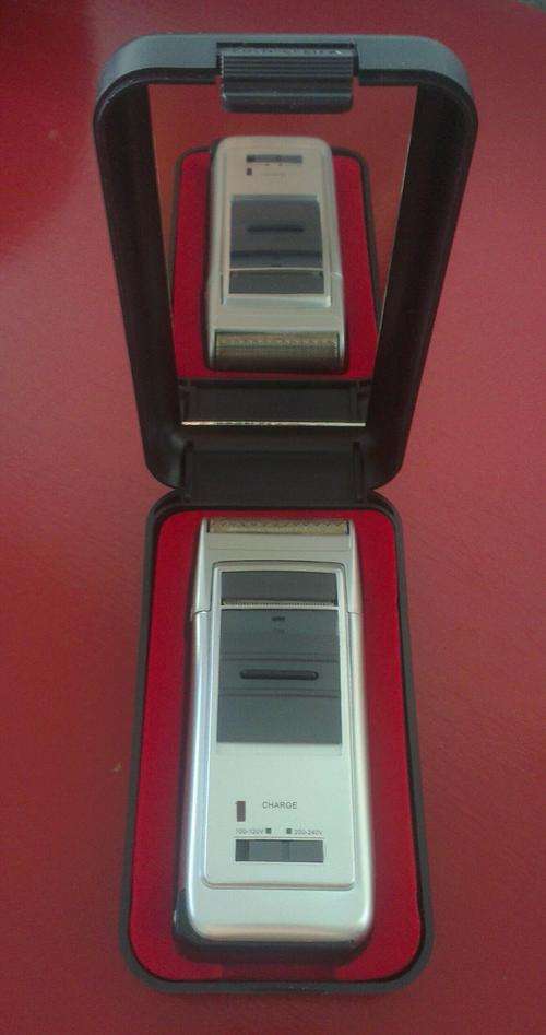 * RECHARGEABLE TRAVEL SHAVER *