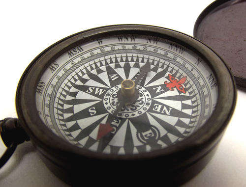 1.75" ANTIQUATED BRASS POCKET BUTTON COMPASS w A BEAUTIFUL RETRO COMPASS ROSE