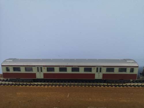 Lima Suburban train set in SAR colours