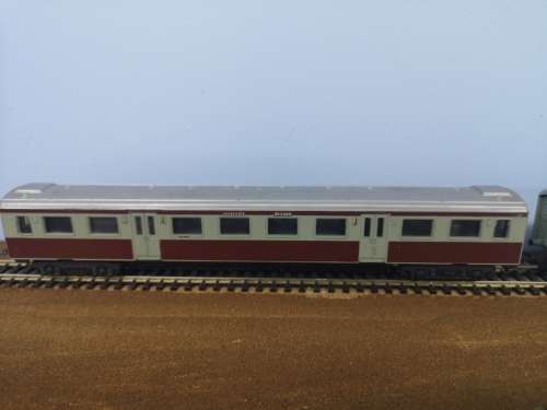 Lima Suburban train set in SAR colours