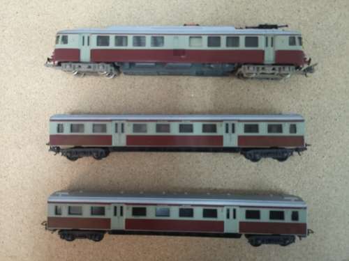 Lima Suburban train set in SAR colours