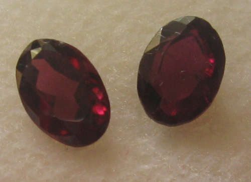 Set of 2 Madagaskar Rhodelite Garnets Oval Cut .80ct 7x5mm