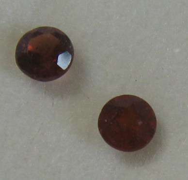 Beautiful set of 2 Round cut Garnets mix mm .80ct