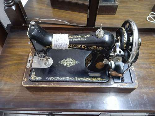 Singer Sowing machine + book + key Immaculate condition