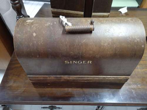 Singer Sowing machine + book + key Immaculate condition