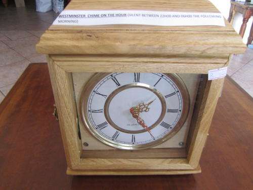 BEAUTIFUL OAK MANTELPIECE CLOCK
