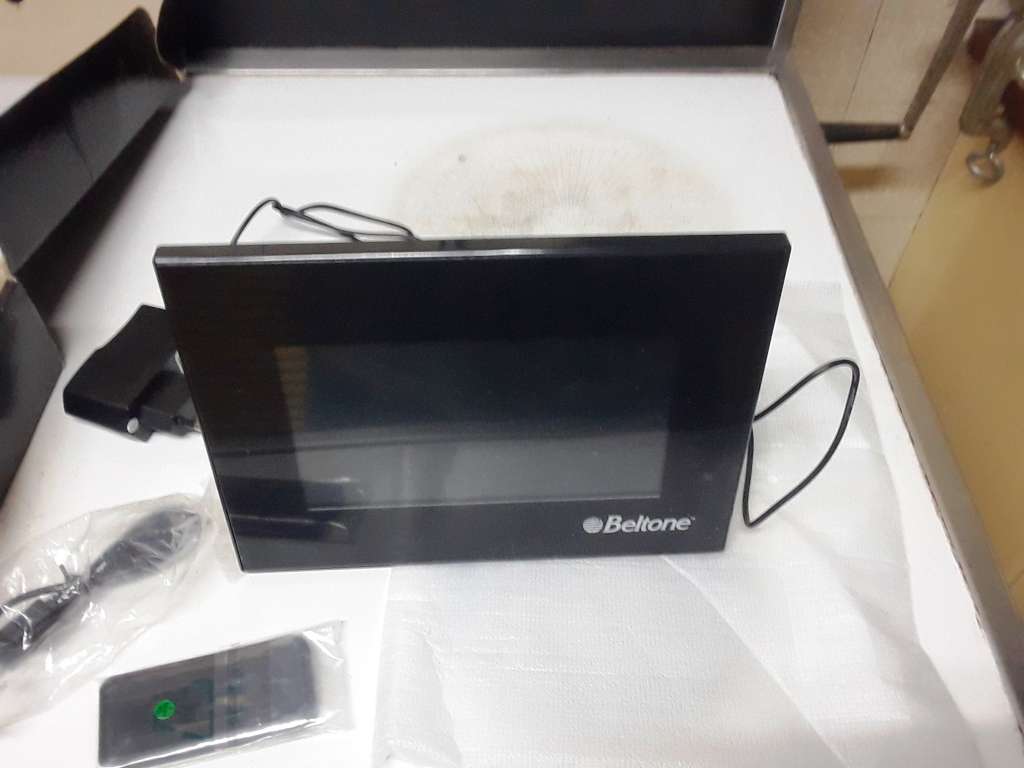 Beltone M700501 digital photo frame and remote control (h)