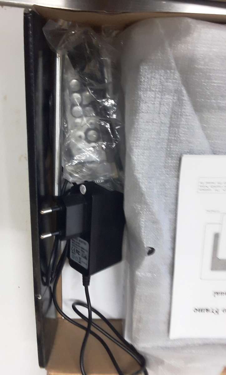 Beltone M700501 digital photo frame and remote control (h)