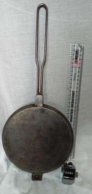 SUPER COOL ROUND CAMPING WAFFLE IRON