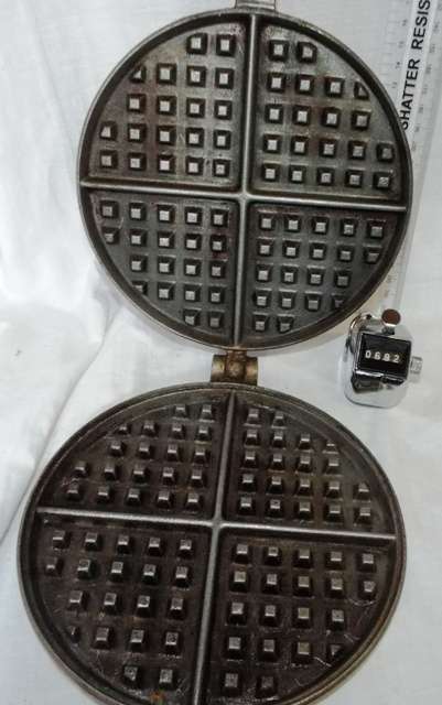 SUPER COOL ROUND CAMPING WAFFLE IRON