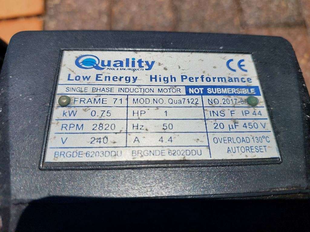 Quality `SuperFlo 2` 0.75kW pool pump in excellent condition