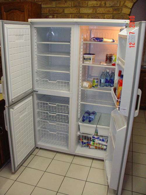 FridgeMaster model SS720 730-litre side-by-side fridge-freezer