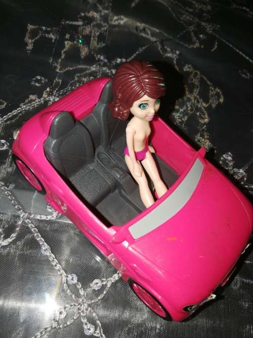 Mattel - Polly Pocket dolly in a Barbie car
