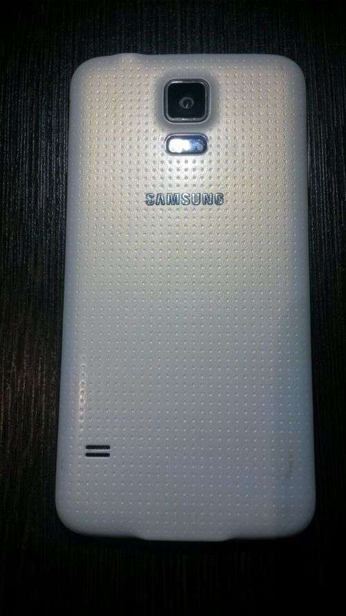 Samsung S5 32GB: Excellent condition with box and looks like brand new.Massive bargain starting atR1