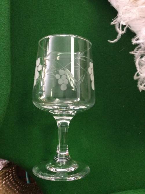 DELIGHTFUL COLLECTION OF GRAPE PATTERN GLASSES
