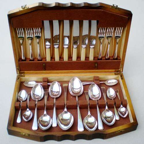 CANTEEN OF SHEFFIELD SILVER PLATED CUTLERY. 6 seating / 26 piece. Bone handle knives. (1940s / 50s)