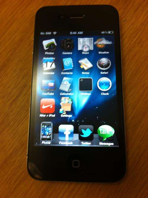 APPLE IPHONE 4 16GB COMPLETE IN THE BOX LIKE NEW