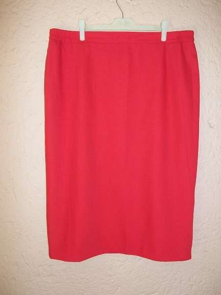 SOPHISTICATED AND STYLISH HARDOB 3 PIECE RED LINEN SUIT - SIZE 48 UK 22