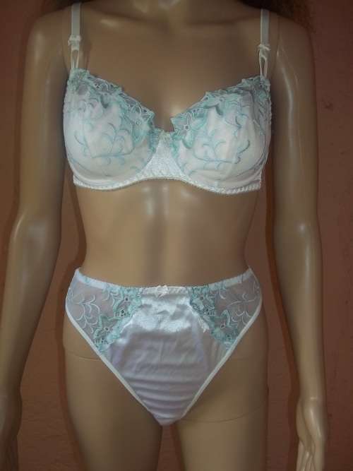 WHITE KELSO  BRA SET WITH BLUE LACE INSERTS - BRA SIZE - 34 C TANGO - MEDIUM