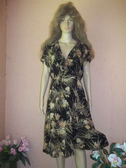 *** SALE*** BEAUTIFUL BLACK AND BEIGE FLORAL VINTAGE DRESS FROM TRUWORTHS - SIZE 38 (14)