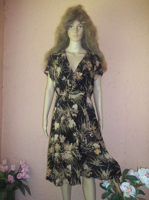 *** SALE*** BEAUTIFUL BLACK AND BEIGE FLORAL VINTAGE DRESS FROM TRUWORTHS - SIZE 38 (14)