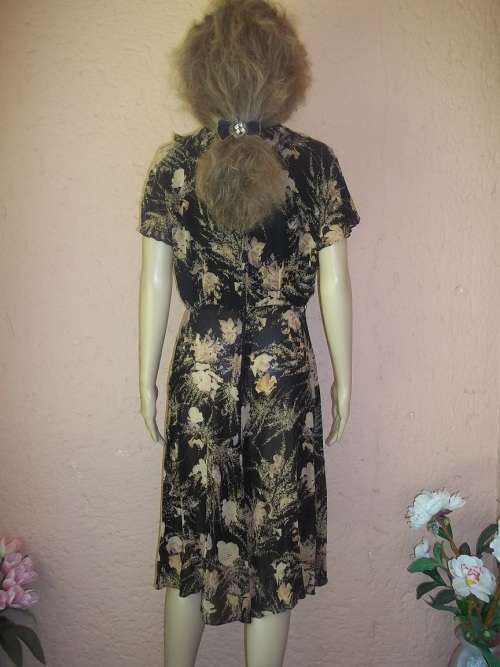 *** SALE*** BEAUTIFUL BLACK AND BEIGE FLORAL VINTAGE DRESS FROM TRUWORTHS - SIZE 38 (14)