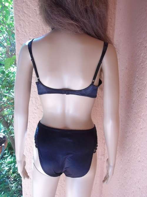 TRIUMPH INTERNATIONAL BLACK SATIN BRA SET WITH LACE INSERTS  - BRA SIZE - 34 C HIGH KINI - SMALL