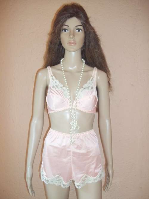 ***SPRING SALE*** VINTAGE LINGERIE - PEACH BRA SET - BRA SIZE - 34 C / PANTIES - SMALL