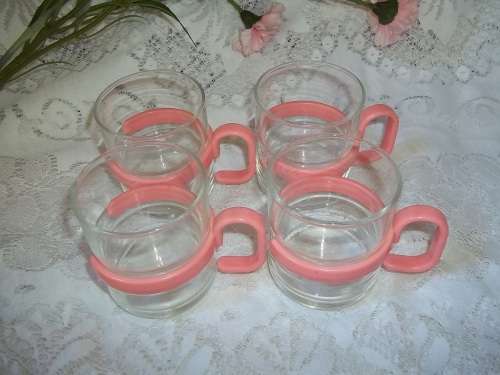 STUNNING PINK RETRO COFFEE MUGS X 4 - WITH CARRIER / TRAY - CAN ALSO BE USED FOR LEMON TEA