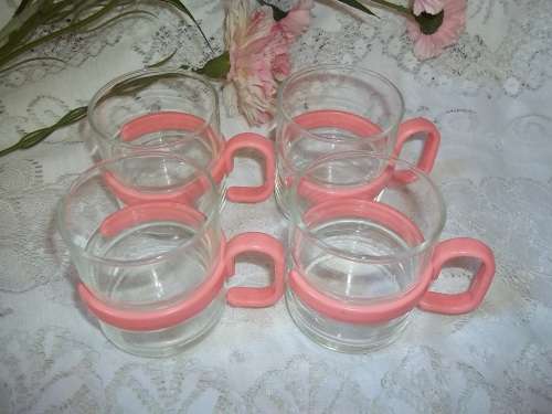 STUNNING PINK RETRO COFFEE MUGS X 4 - WITH CARRIER / TRAY - CAN ALSO BE USED FOR LEMON TEA