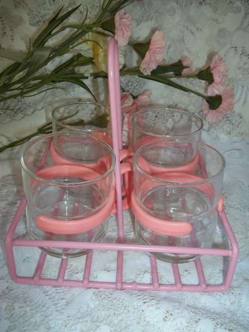 STUNNING PINK RETRO COFFEE MUGS X 4 - WITH CARRIER / TRAY - CAN ALSO BE USED FOR LEMON TEA