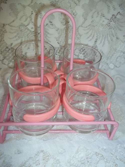 STUNNING PINK RETRO COFFEE MUGS X 4 - WITH CARRIER / TRAY - CAN ALSO BE USED FOR LEMON TEA
