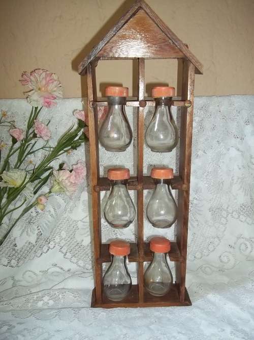 *** SALE *** WOODEN VINTAGE SPICE RACK WITH SIX GLASS CONTAINERS - CAN BE MOUNTED