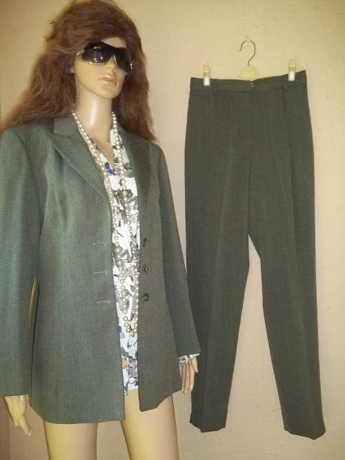 NEW CONDITION MISS CASSIDY VINTAGE FAWN PURE NEW WOOL PANTSUIT - SIZE 34 ( 10 )