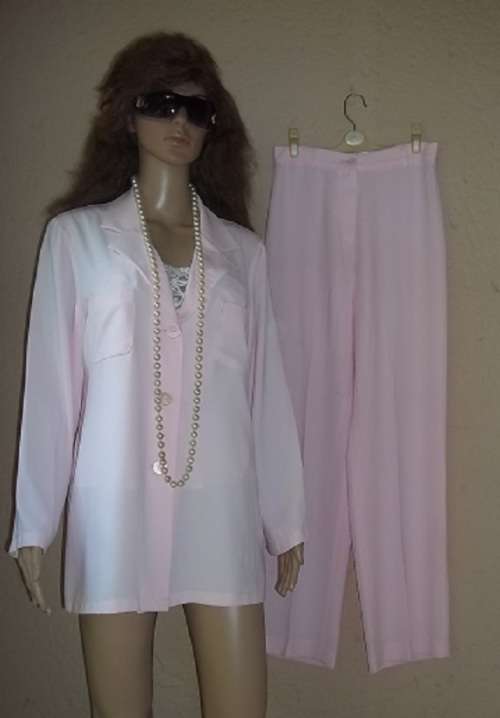 CLASSIC PINK MISS CASSIDY PANTSUIT FROM QUEENSPARK - SIZE 34